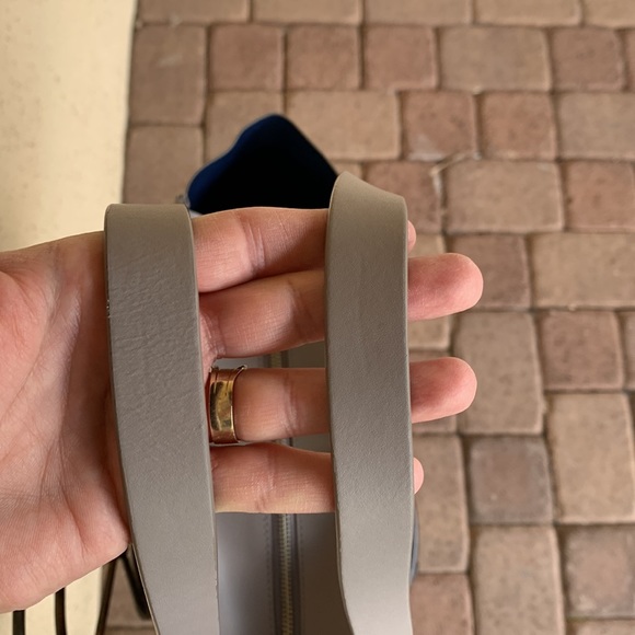 Kate Spade ♠️ Light grey tote with navy accents. - Picture 4 of 9